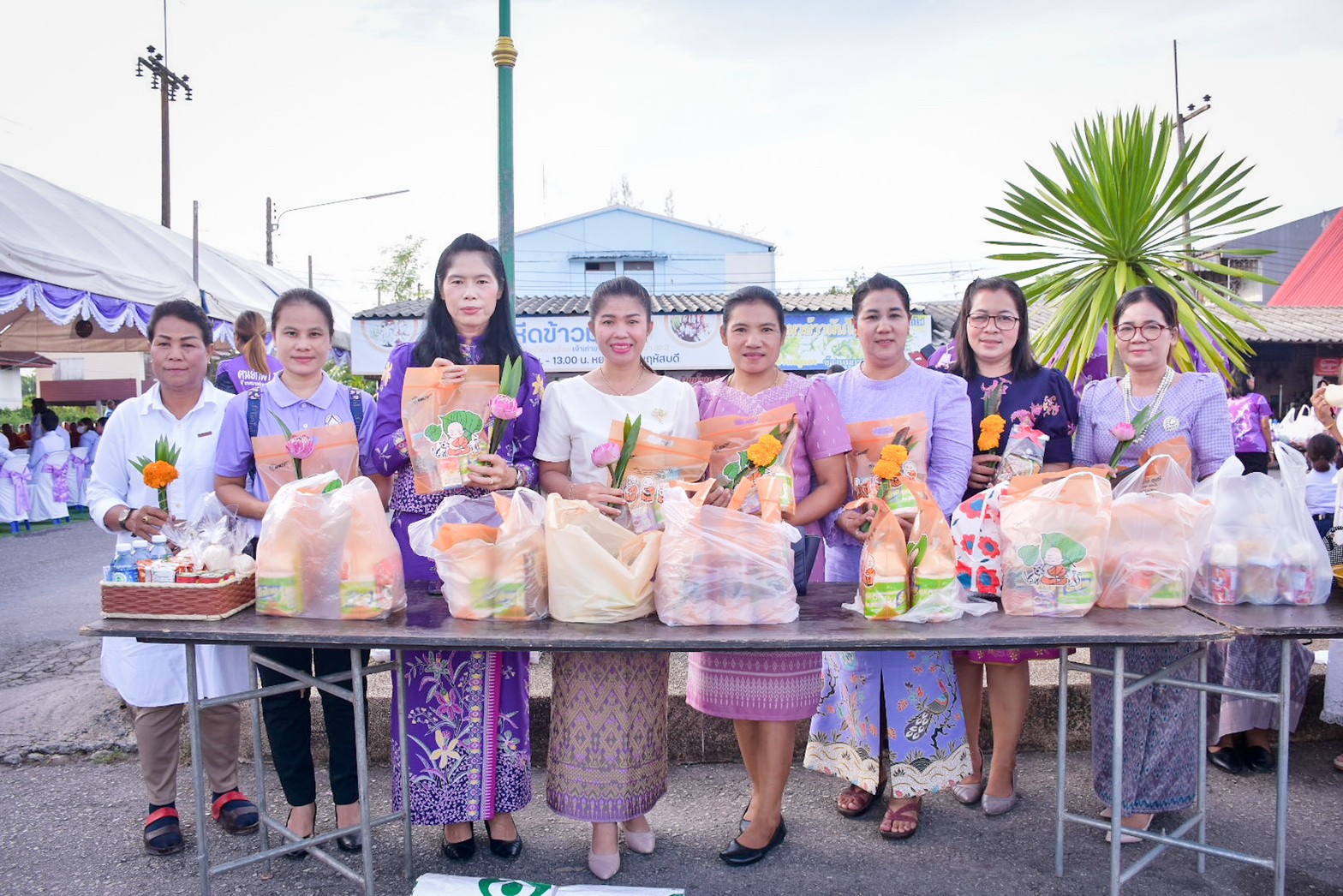 พิธีทำบุญตักบาตร เพื่อถวาายเป็นพระรชกุศล แด่สมเด็จพระนางเจ้าฯ พระบรมราชินี เนื่องในโอกาสวันเฉลิมพระชนมพรรษา 3 มิถุนายน 2566